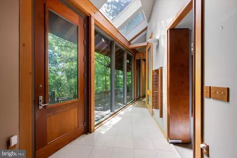 Entry Way - 7575 Potomac Falls Rd, Mclean, VA 22102 photo 13 of 23