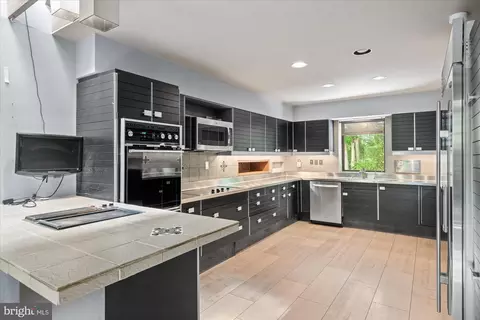 Kitchen - 7575 Potomac Falls Rd, Mclean, VA 22102 photo 3 of 9