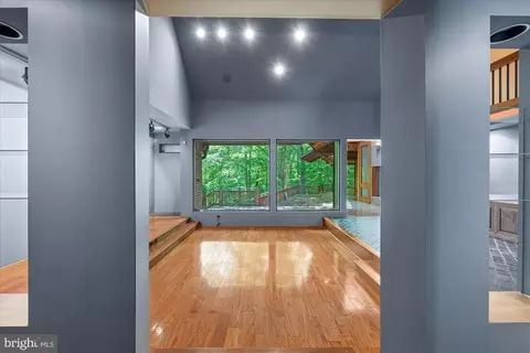 Living - 7575 Potomac Falls Rd, Mclean, VA 22102 photo 4 of 20