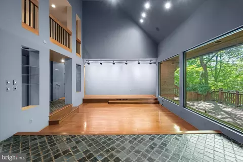 Living - 7575 Potomac Falls Rd, Mclean, VA 22102 photo 2 of 20