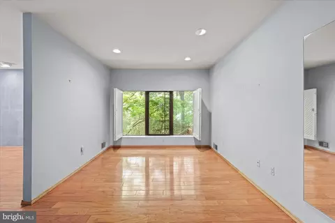 Living - 7575 Potomac Falls Rd, Mclean, VA 22102 photo 16 of 20