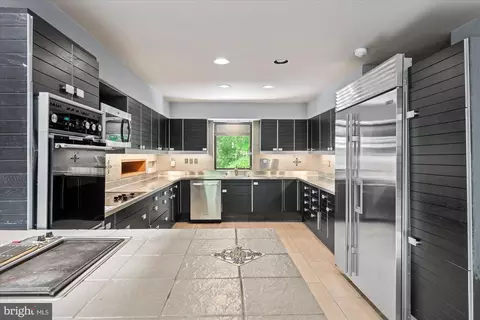 Kitchen - 7575 Potomac Falls Rd, Mclean, VA 22102 photo 4 of 9