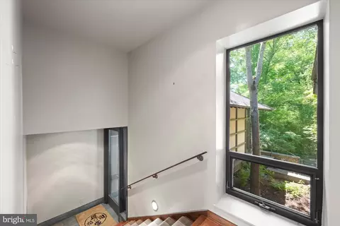 Entry Way - 7575 Potomac Falls Rd, Mclean, VA 22102 photo 19 of 23