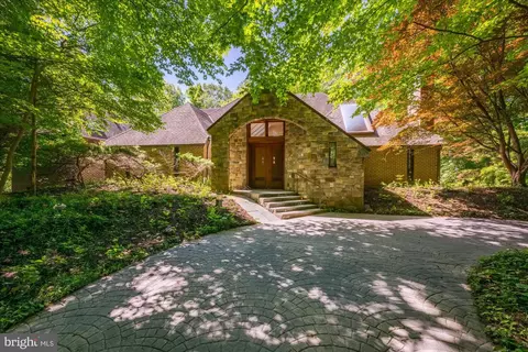 Exterior - 7575 Potomac Falls Rd, Mclean, VA 22102 photo 2 of 27