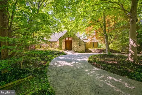 Exterior - 7575 Potomac Falls Rd, Mclean, VA 22102 photo 3 of 27