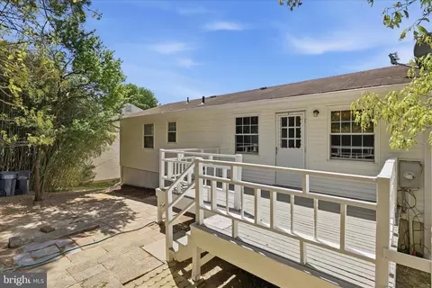 Exterior - 7233 Beverly Park Dr, Springfield, VA 22150 photo 8 of 13