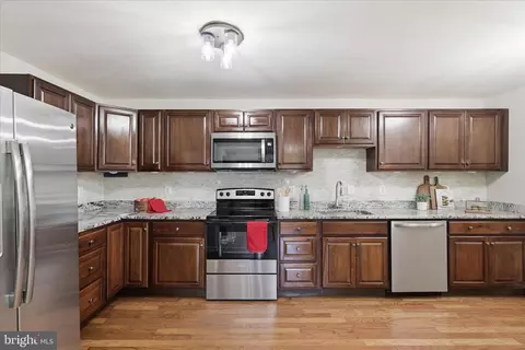Kitchen - 7233 Beverly Park Dr, Springfield, VA 22150 photo 3 of 3