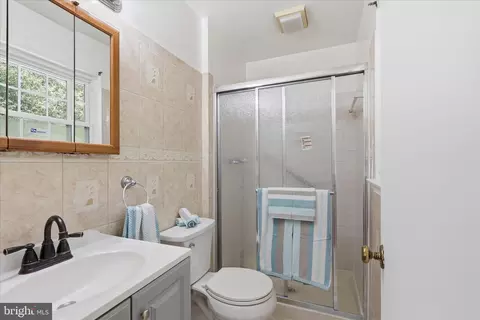 Bath - 7233 Beverly Park Dr, Springfield, VA 22150 photo 2 of 3