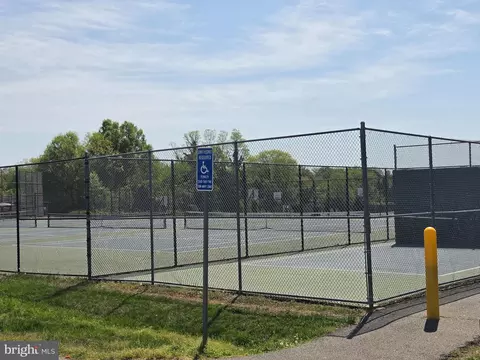 Exterior - 7233 Beverly Park Dr, Springfield, VA 22150 photo 9 of 13