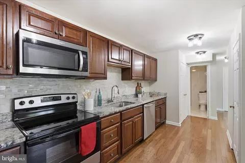 Kitchen - 7233 Beverly Park Dr, Springfield, VA 22150 photo 2 of 3