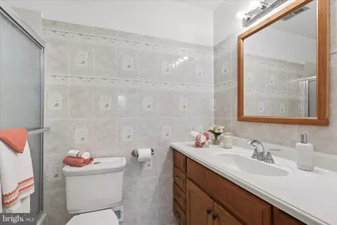 Bath - 7233 Beverly Park Dr, Springfield, VA 22150 photo 3 of 3