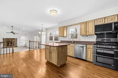 Kitchen - 7118 Counter Pl, Burke, VA 22015 photo 1 of 4
