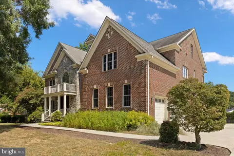 8813 Oak Leaf Dr, Alexandria, VA 22309
