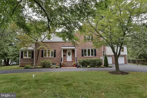 208 Glen Ave SW, Vienna, VA 22180