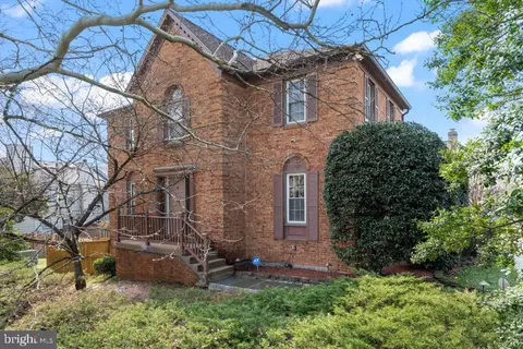 2851 Yarn Ct, Falls Church, VA 22042