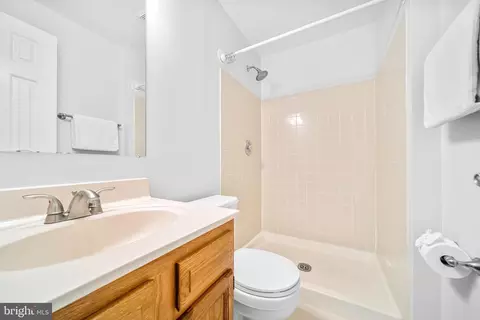Bath - 9723 Stipp St, Burke, VA 22015 photo 4 of 4