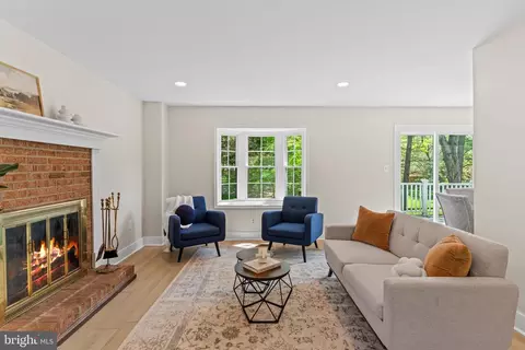Living - 908 Ashburn St, Herndon, VA 20170 photo 1 of 2