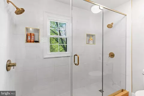 Bath - 908 Ashburn St, Herndon, VA 20170 photo 2 of 6