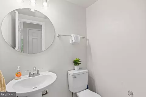 Bath - 908 Ashburn St, Herndon, VA 20170 photo 5 of 6
