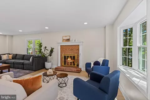 Living - 908 Ashburn St, Herndon, VA 20170 photo 2 of 2