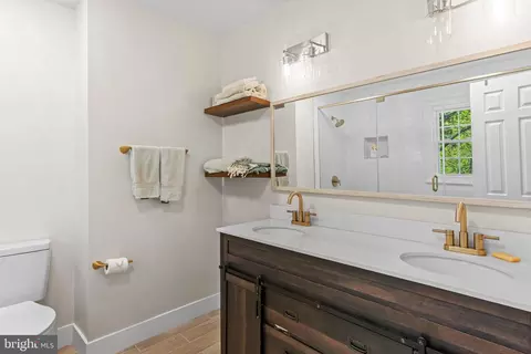 Bath - 908 Ashburn St, Herndon, VA 20170 photo 1 of 6