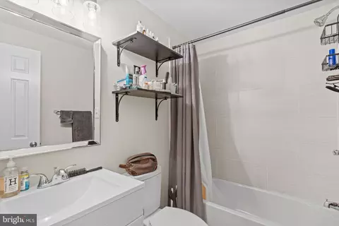 Bath - 908 Ashburn St, Herndon, VA 20170 photo 6 of 6