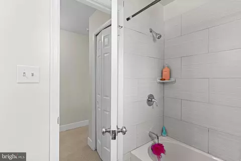Bath - 908 Ashburn St, Herndon, VA 20170 photo 3 of 6