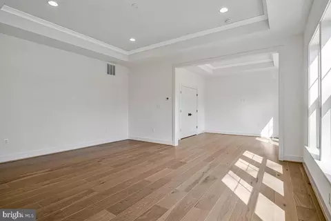Living - 8205 Dabney Ave, Springfield, VA 22152 photo 8 of 9