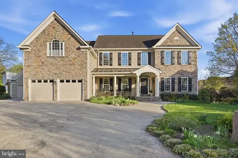 888 Ballou St, Herndon, VA 20170