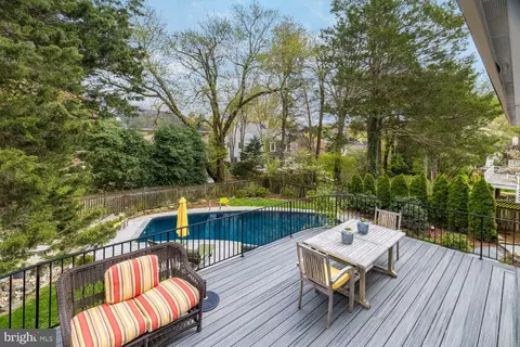 Exterior - 1205 Suffield Dr, Mclean, VA 22101 photo 5 of 17