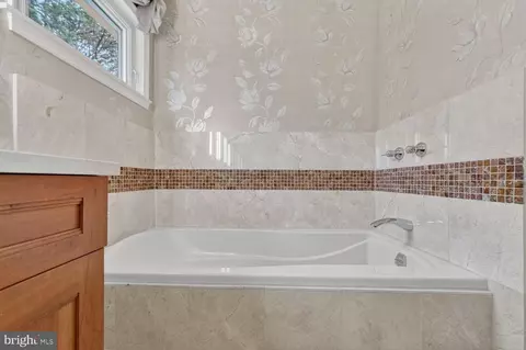 Bath - 1205 Suffield Dr, Mclean, VA 22101 photo 4 of 8