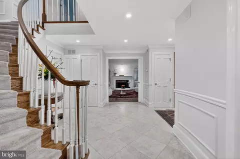 Entry Way - 1205 Suffield Dr, Mclean, VA 22101 photo 2 of 7