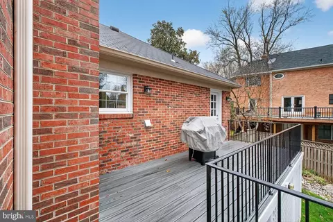 Exterior - 1205 Suffield Dr, Mclean, VA 22101 photo 15 of 17