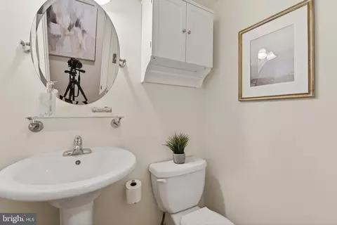 Bath - 6805 Market Square Dr, Mclean, VA 22101 photo 4 of 4