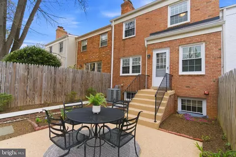 Exterior - 6805 Market Square Dr, Mclean, VA 22101 photo 4 of 6