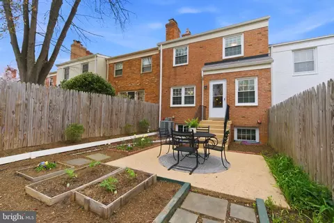 Exterior - 6805 Market Square Dr, Mclean, VA 22101 photo 2 of 6
