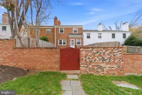 Exterior - 6805 Market Square Dr, Mclean, VA 22101 photo 5 of 6