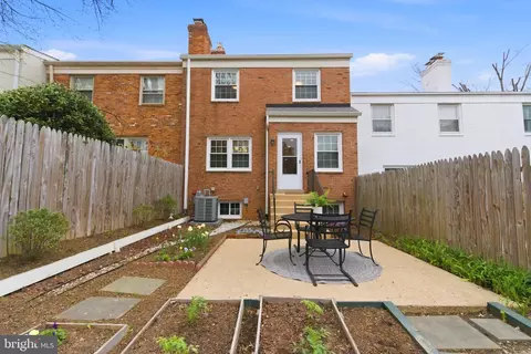 Exterior - 6805 Market Square Dr, Mclean, VA 22101 photo 3 of 6