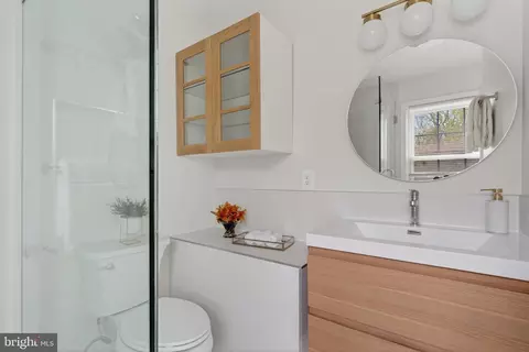 Bath - 6805 Market Square Dr, Mclean, VA 22101 photo 2 of 4