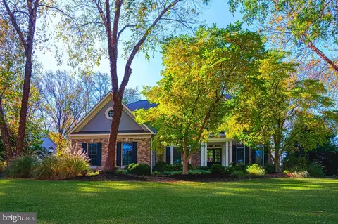 10409 Dunn Meadow Rd, Vienna, VA 22182