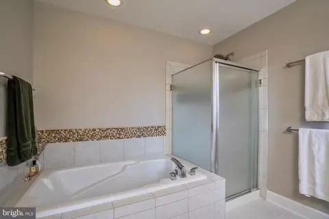 Bath - 2520 Walnut Leaf Ln, Herndon, VA 20171 photo 2 of 3