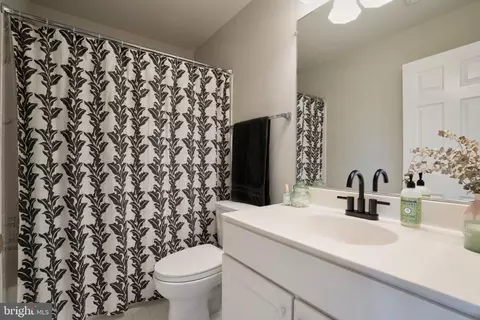 Bath - 2520 Walnut Leaf Ln, Herndon, VA 20171 photo 3 of 3