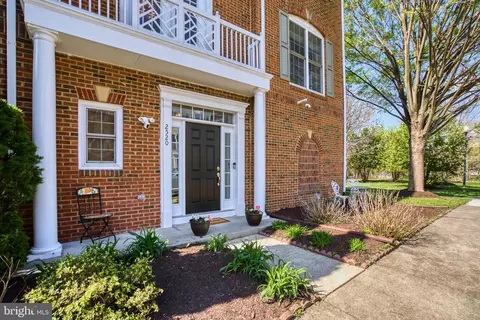 2520 Walnut Leaf Ln, Herndon, VA 20171