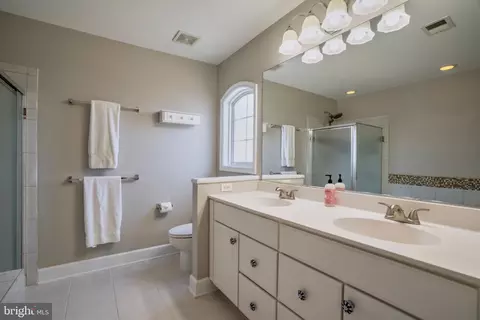 Bath - 2520 Walnut Leaf Ln, Herndon, VA 20171 photo 1 of 3