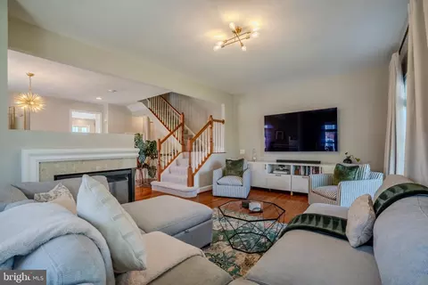 Living - 2520 Walnut Leaf Ln, Herndon, VA 20171 photo 2 of 2