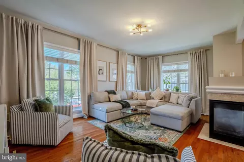Living - 2520 Walnut Leaf Ln, Herndon, VA 20171 photo 1 of 2