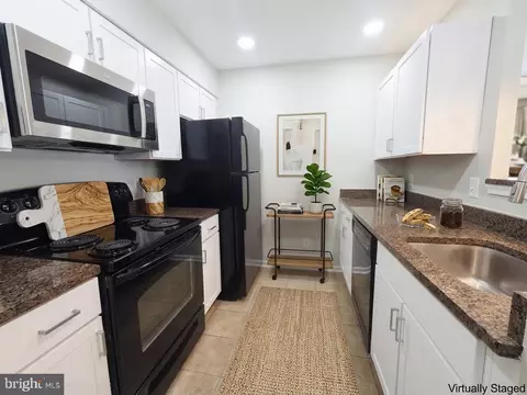 Kitchen - 3176 Summit Square Dr #4-E4, Oakton, VA 22124 photo 1 of 5