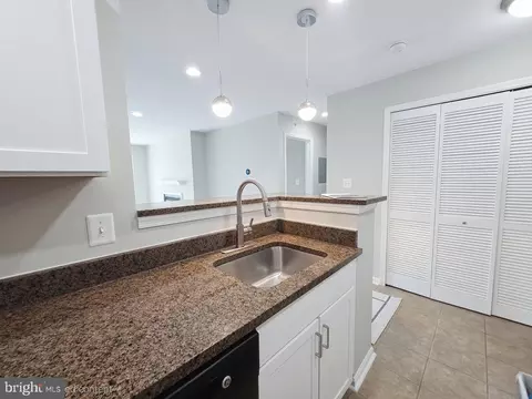 Kitchen - 3176 Summit Square Dr #4-E4, Oakton, VA 22124 photo 5 of 5