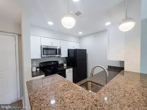 Kitchen - 3176 Summit Square Dr #4-E4, Oakton, VA 22124 photo 4 of 5