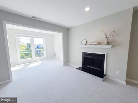 Living - 3176 Summit Square Dr #4-E4, Oakton, VA 22124 photo 5 of 5